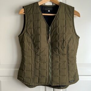 Vintage 90’s Guess olive green zip-up vest with windowpane quilting. Size US M